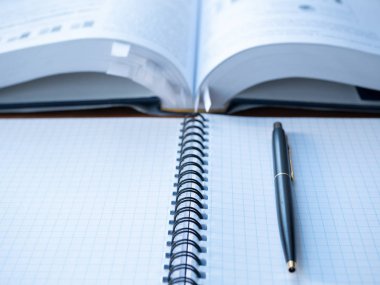 boş öğrenci defter kalem ile kare ve kitap ile arka plan olarak yer imleri çok bulanık. closeup görüntü tasvir eğitim sürecini