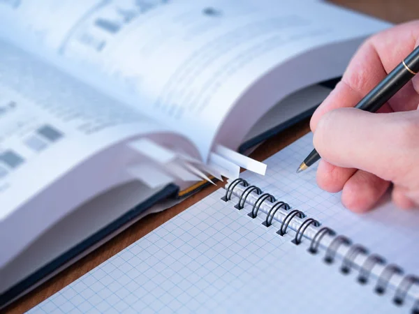 Imagen Enfoque Selectivo Mano Del Brujo Del Estudiante Con Pluma — Foto de Stock