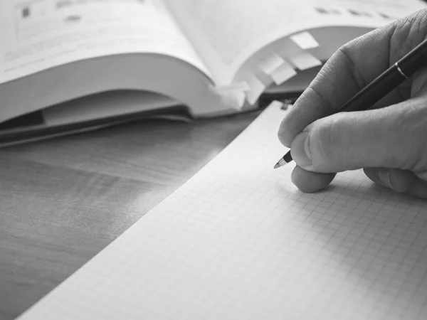 Imagen Blanco Negro Mano Del Hombre Con Estudio Pluma Aprender — Foto de Stock