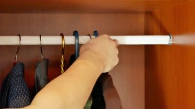 resmi gömlek ve ofis takım elbise yerine koy ve rahat kıyafet dolap askı alarak el mans. yakın çekim 4k video görüntüleri