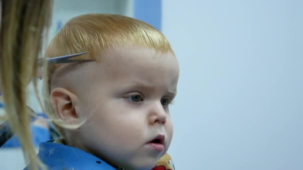 Bonito Pouco Yers Velho Menino Fazendo Seu Primeiro Penteado Moderno — Vídeo de Stock