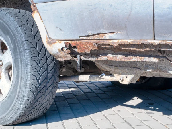 Roestige onderin oude oldtimers. Close-up buiten beeld. impregneren anti-corrosie voertuig lichaam karkas behandeling concept — Stockfoto