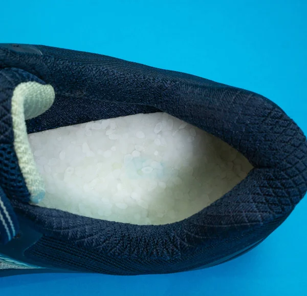 Szczegół obrazu warstwy Poduszka sportowe Adidasy buty do biegania. małe białe wiosna bouncy komórki pod wkładka w części piętowej, które zapobiec uszkodzenia stóp — Zdjęcie stockowe