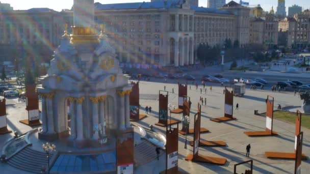 キエフ ウクライナ 2019 首都キエフ ウクライナ 独立正方形マイダン Nezalezhnosti と独立記念碑 Berehynia の中央広場の垂直方向のパノラマ — ストック動画