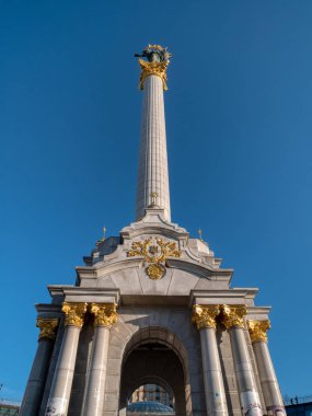 melek anıt geleneksel Ukrayna sembolü tryzub trident bağımsızlık Meydanı Kiev ile