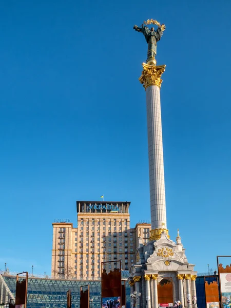 Blick auf das Hotel Ukraine und das Unabhängigkeitsdenkmal auf dem Hauptplatz der Hauptstadt Kiew — Stockfoto