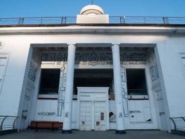 Kiev Poshtova Meydanı'nda yeniden yapılanma için ana eski bina nehir tekne istasyon kapalı