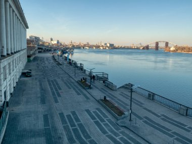 Kiev ve Dnipro Nehri'nin dolgu üzerinde yürüyen insanlar eski kapalı nehir istasyonu görüntüleyin