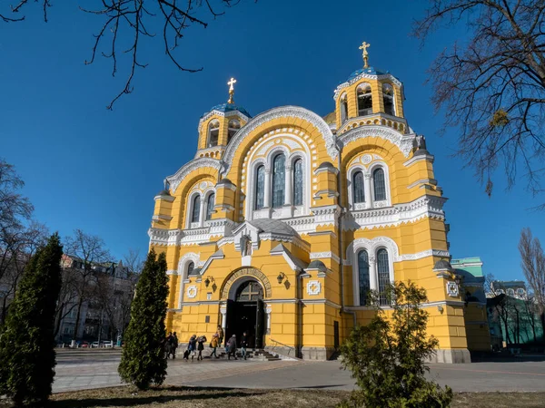 Amplia imagen de plaza con Catedral de San Volodymyr en la capital ucraniana Kiev —  Fotos de Stock