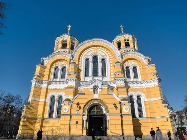 Vista frontal de la fachada de la Catedral de San Volodymyr en estilo neo-bizantino, iglesia ortodoxa en Kiev —  Fotos de Stock