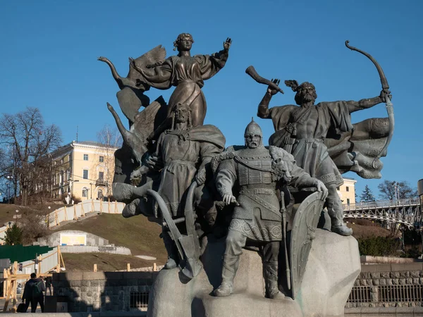 Kiev anıt Şehrin kurucuları - üç kardeş Kyi, Shchek, Khoryv ve kız kardeşi Lybid bağımsızlık kare Maidan Nezalezhnosti şehir merkezinde