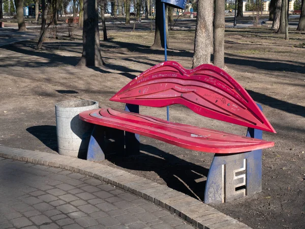 Bank in de vorm van menselijke lippen - beroemde bezienswaardigheid voor mensen in liefde in Kiev openbaar park — Stockfoto