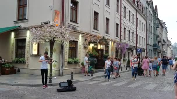 Lviv Ukraine Iulie 2018 Videoclip Portabil Oameni Care Merg Stradă — Videoclip de stoc