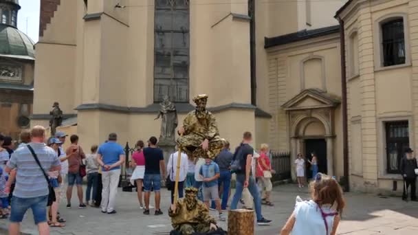 Lviv Ucrânia Julho 2018 Pessoas Andando Praça Cidade Velha Assistindo — Vídeo de Stock