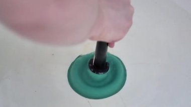 Tamirci tesisatçı tıkanıklık banyo lavabo lavabo pompası ile Temizleme