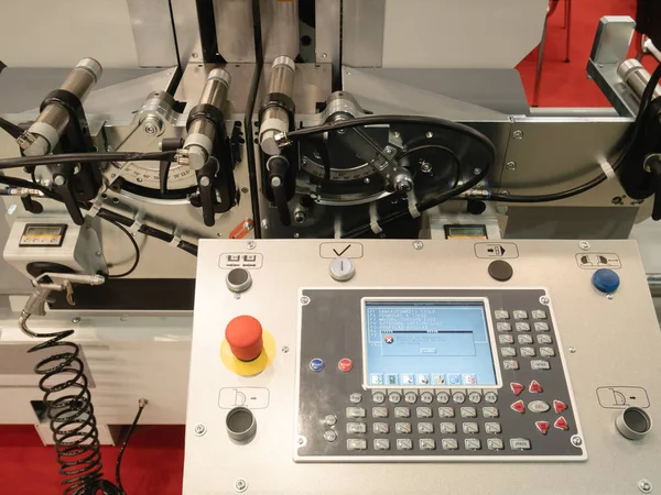 Programmierbare Fernbedienung CNC-Fräsmaschine mit digitalem Computer. Industrieanlagen in Fabrik, Werk, Anlage — Stockfoto