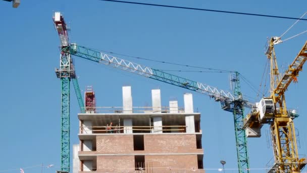 Guindaste Levantando Blocos Pesados Canteiro Obras Conceito Desenvolvimento Imobiliário Reat — Vídeo de Stock