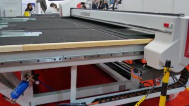 Kiev, Ukrayna - 21 Mart 2019: Closeup otomatik endüstriyel cam kesme makinesi sistemi 4k video