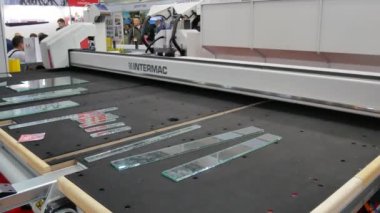 Kiev, Ukrayna - 21 Mart 2019: Otomatik endüstriyel uzaktan kontrollü cam kesici sistemi iş başında