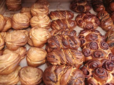Fırın mağaza dükkanında bazı fantezi örgülü ekmek, freashly pişmiş kek