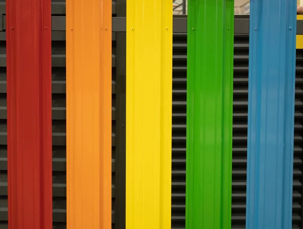 Vértes élénk színes fém ónlemez kerítés — Stock Fotó