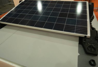 güneş paneli vitrin DIY donanım mağazasında. enerji tasarrufu özerk elektrik üreten ve maliyet faturalar üzerinde tasarrufu için donatım