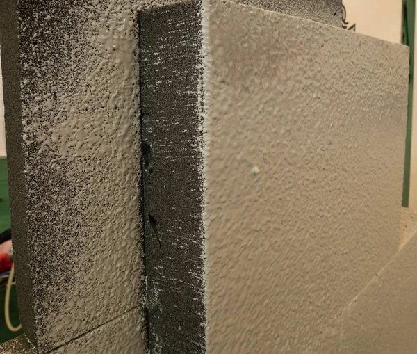 Revestimento impermeável especial pulverização na parede externa da casa de construção para durabilidade, à prova de intempéries, resistência. amostra na loja de hardware diy — Fotografia de Stock