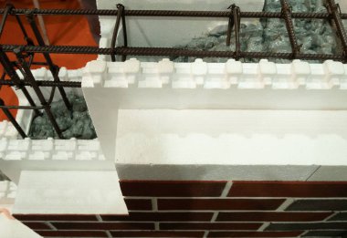 Strafor ve zırhlı beton gibi modern malzemelerden yapılmış modern binanın yalıtılmış cephe