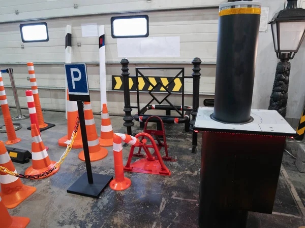 Viele Verkehrsschilder und automatische Schranken am Baumarkt — Stockfoto