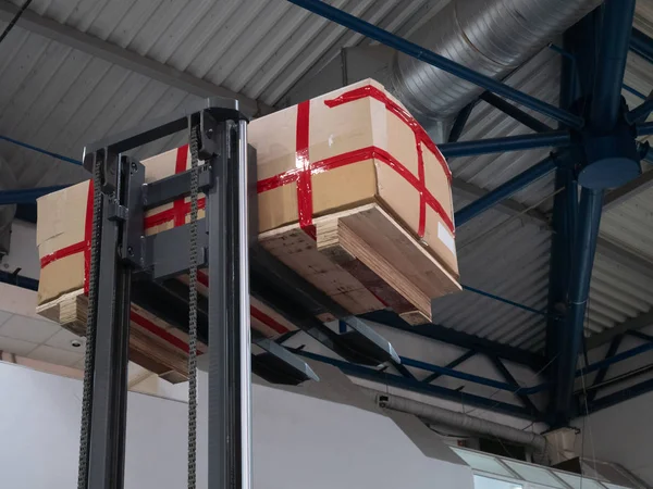 Lager lastare gaffeltruck lyft pall med stor låda paket på DIY butik lager — Stockfoto