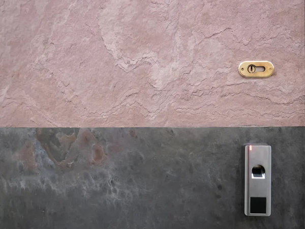 キーと指紋スキャナ用の伝統的な鍵穴を備えたオフィスエントランスドア — ストック写真
