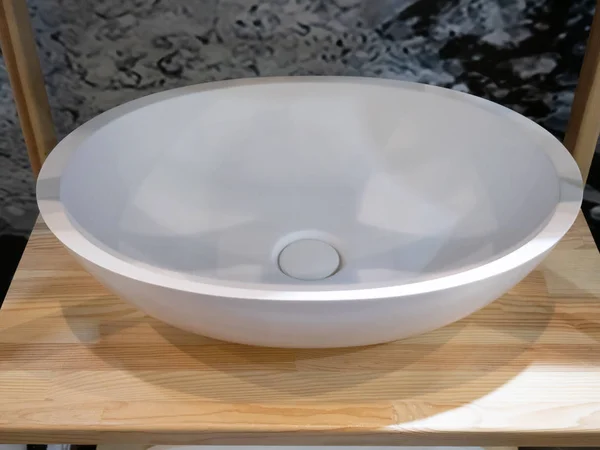 Modernes ellipsenförmiges Waschbecken aus weißer Keramik oder weißem Stein — Stockfoto