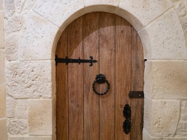 Akdeniz tarzında metalik tokmağı ile Vintage ahşap Arc kapı closeup