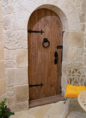 Akdeniz tasarım ve küçük sandalye ahşap kapı ile Vintage ev girişi