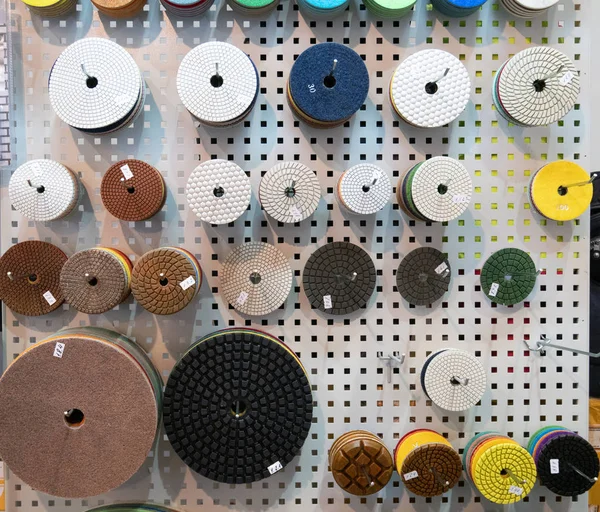 Beaucoup de disques abrasifs pour les outils électriques au magasin de bricolage showroom — Photo