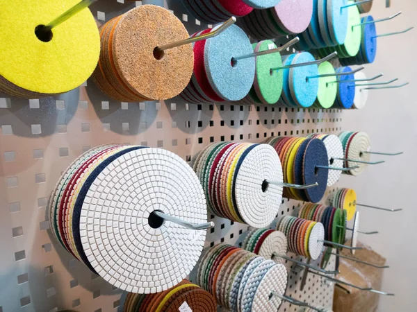 donanım ekipmanları pazarında stand asılı endüstriyel güç araçları için birçok farklı parlatma ve taşlama değiştirilebilir diskler çekim