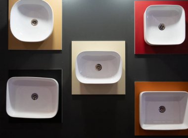 DIY mobilya donanım deposunda bir duvara asılı farklı beyaz lavabolar ile showroom