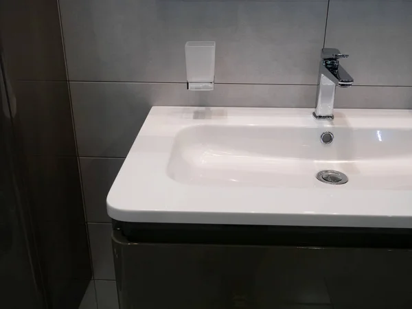 Modernes Waschbecken im Hotelzimmer bei schwachem Licht — Stockfoto