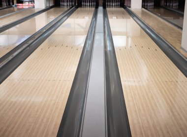 uzak mesafeden kase pimleri demet ile bowling kulübünde iki şerit izler. düşük açılı görüntü
