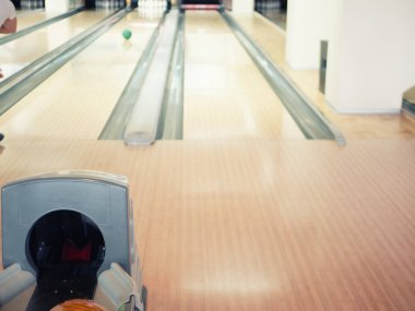 Bowling kulübünde boş parça görünümü. pimli adam atma topu ile bulanık arka plan