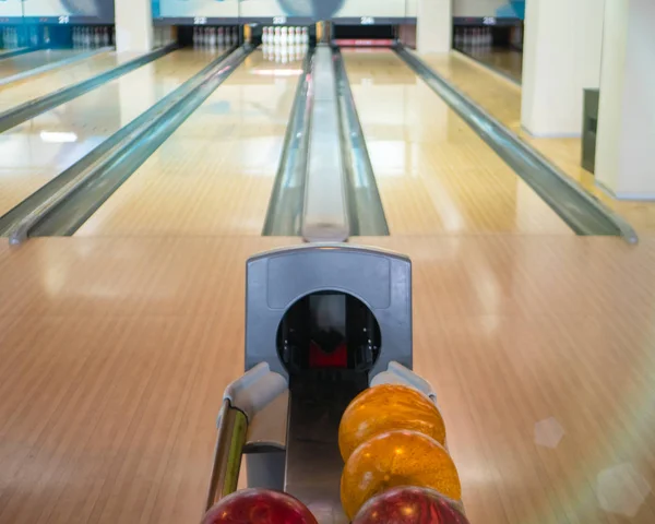 Bowling eğlence kulübü ve topları ile bir stand iki boş şeritleri izler. yarışma veya şampiyonluk için hazır