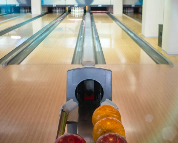 Lihat pada dua jalur kosong trek di klub bowling hiburan dan stand dengan bola. siap untuk kompetisi atau kejuaraan Stok Foto Bebas Royalti