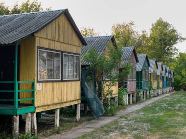 dinlenme ve gün kapalı için kırsal bir yer. küçük çok renkli evlerin satır