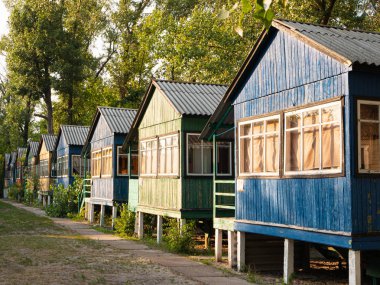 yıpranmış boyama ile ormanda eski vintage ahşap renkli küçük evler