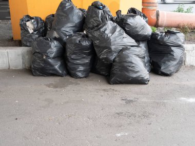 siyah plastik çöp torbaları büyük kazık