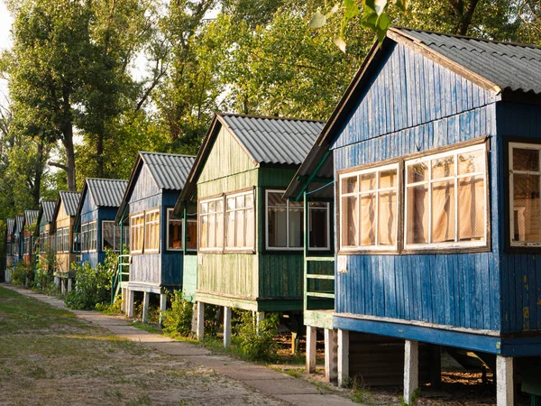 yıpranmış boyama ile ormanda eski vintage ahşap renkli küçük evler