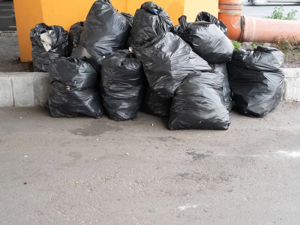 Gros tas de sacs poubelle en plastique noir — Photo