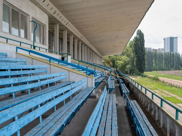 Lugares azuis vazios bancos no estádio, hipódromo, pista de corrida — Fotografia de Stock