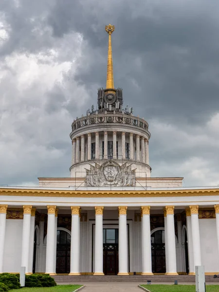 Hauptpavillon der Ausstellung der Errungenschaften der nationalen Wirtschaft in der Hauptstadt Kyiw, Ukraine. Berühmtes Wahrzeichen — Stockfoto