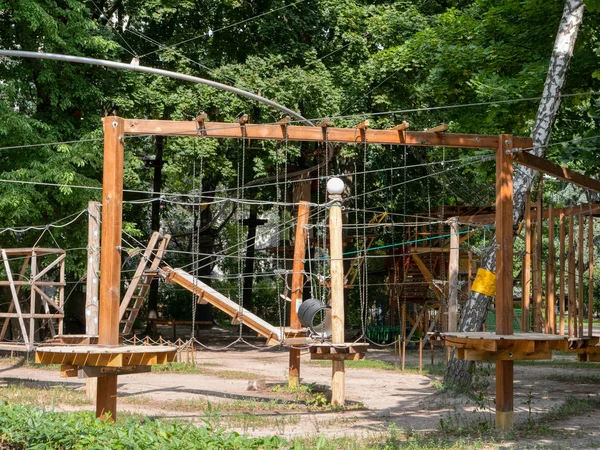 Leeg touw amusement klimpark in het bos. niemand in frame — Stockfoto